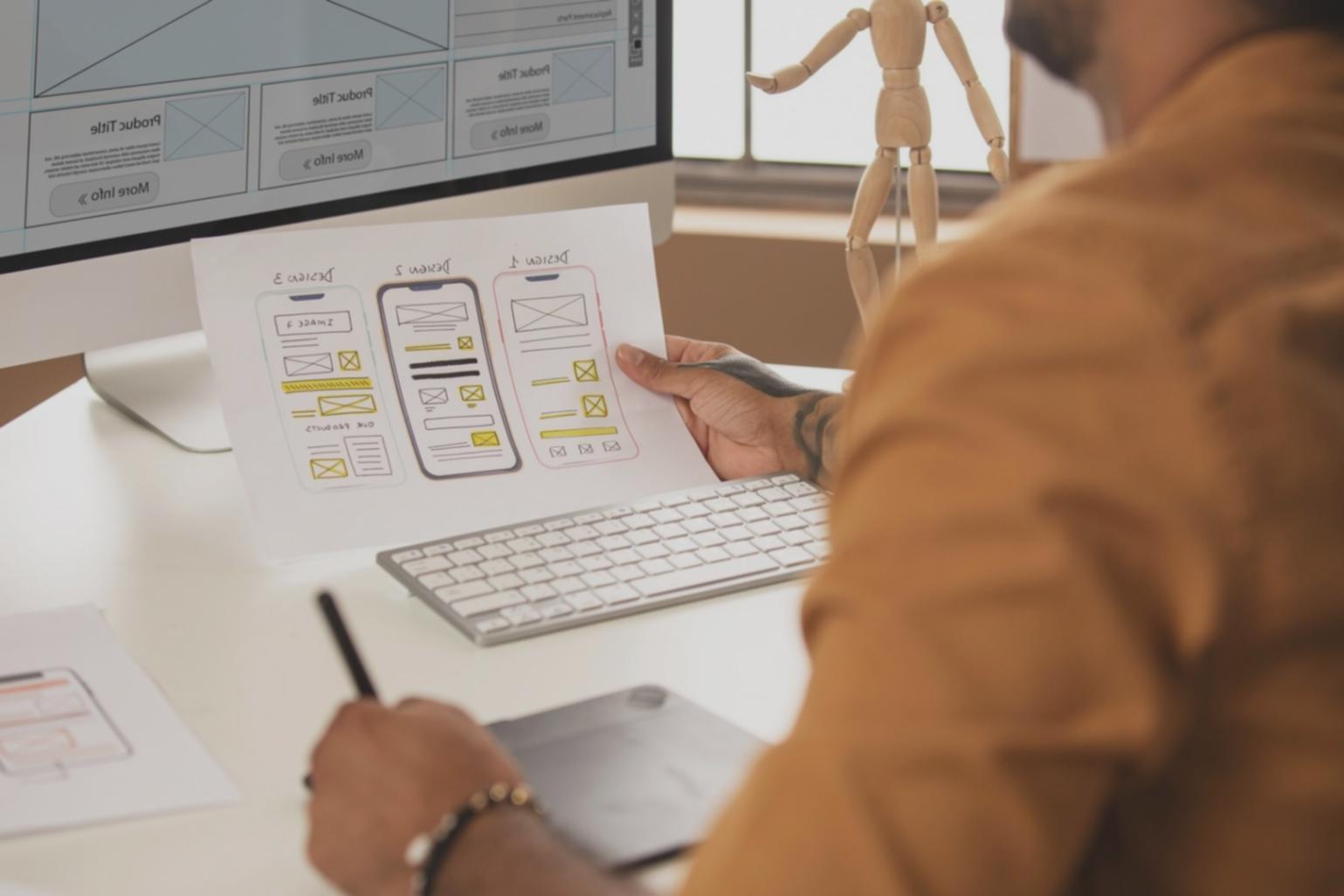 Profesional trabajando en estrategia SEO
